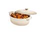 Cocotte ovale crème avec couvercle, remplie de poulet rôti et de légumes.