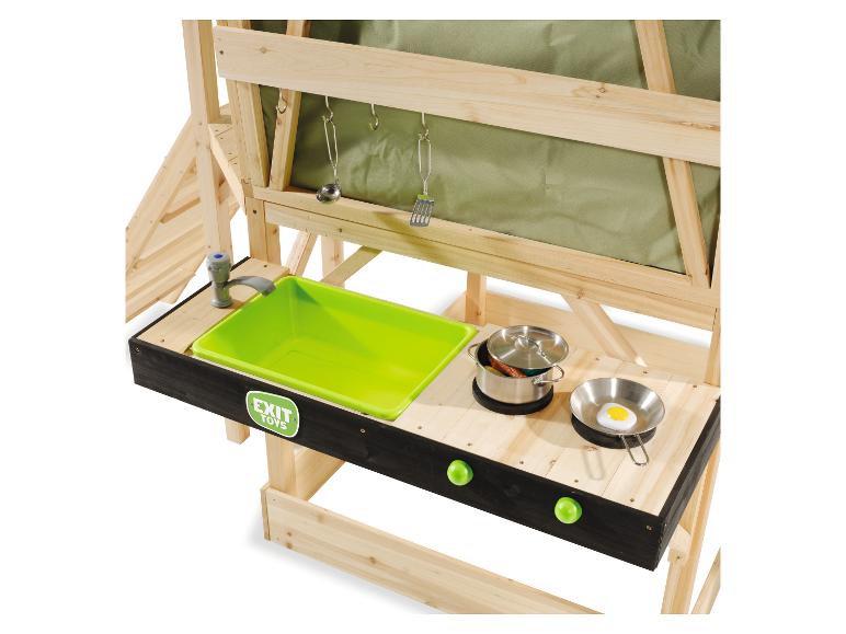 Cuisine de boue en bois avec évier vert, robinet et ustensiles de cuisine jouets.