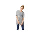 Une femme porte un t-shirt gris avec un dessin de Donald Duck et un legging bleu.