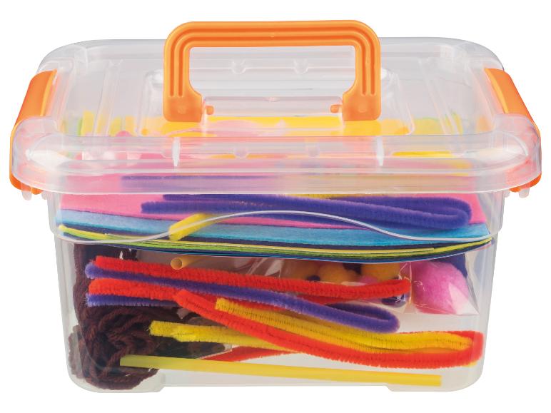 Boîte en plastique transparente remplie de fournitures d'artisanat colorées comme des chenilles et du feutre.