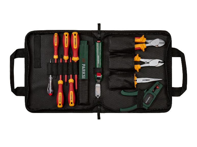 Ensemble d'outils avec tournevis, pinces et autres outils dans un sac noir.