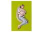 Femme enceinte dormant sur un oreiller de corps vert et beige