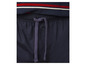 Gros plan sur un pantalon bleu foncé avec un cordon