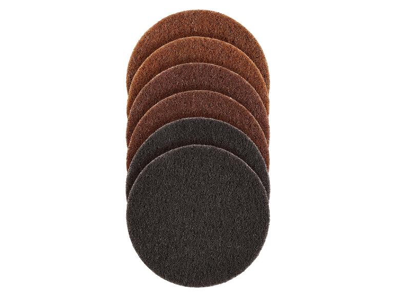 Disques abrasifs ronds dans des tons marron et gris, empilés verticalement.