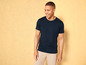 Un homme portant un t-shirt bleu marine et un pantalon beige.