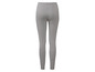 Leggings à carreaux noirs et blancs.