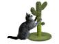 Un chat gris joue avec un arbre à chat cactus.