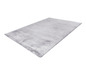 Un tapis gris avec une texture douce et pelucheuse.
