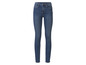 Un jean skinny bleu foncé pour femme.