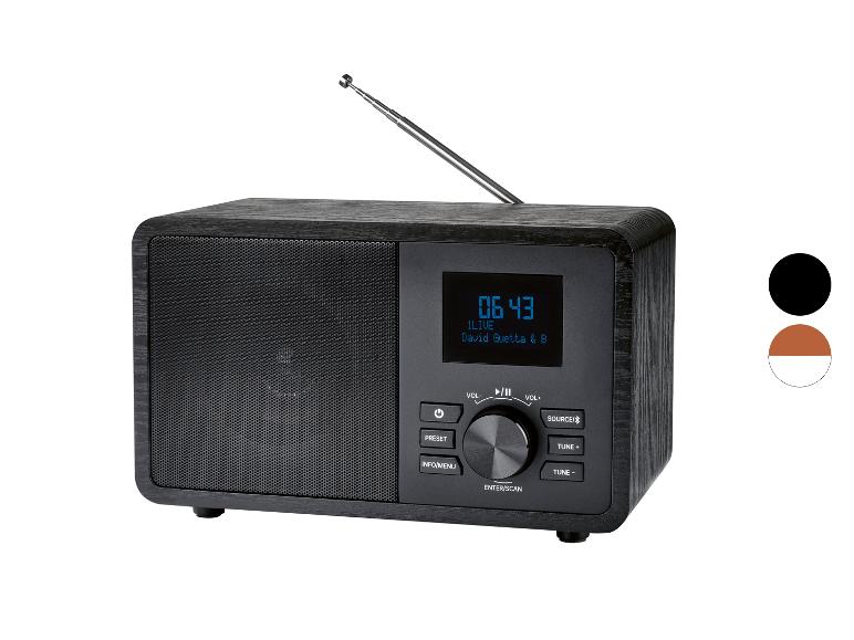 Radio numérique noire avec écran affichant l'heure et le nom de la chanson, et boutons de commande.