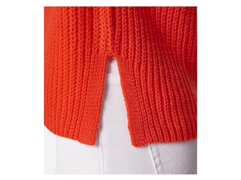 Gros plan sur un pull en tricot orange.