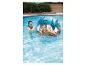 Enfants s'amusant avec une bouée tropicale dans une piscine.