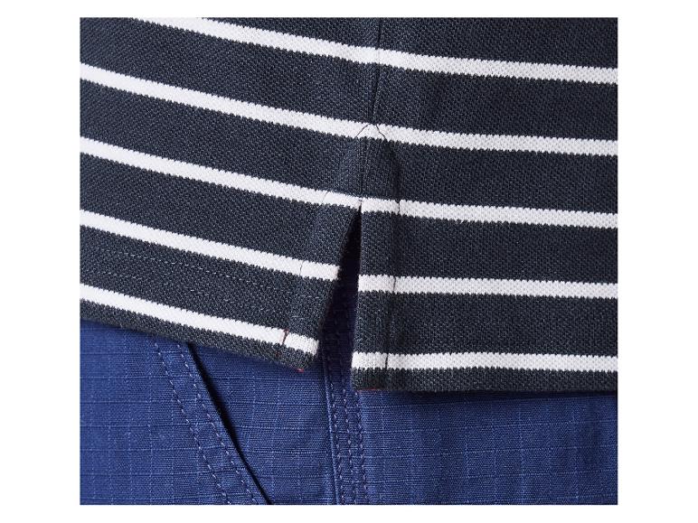 Polo rayé bleu marine et blanc, détail tissu bleu marine.
