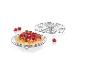 Une tarte aux fraises sur une grille de refroidissement.