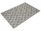 Tapis gris à motif géométrique élégant.