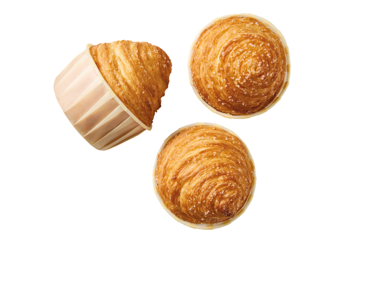 Trois muffins dorés et croustillants avec du sucre, deux vus de dessus et un de côté.