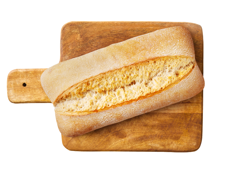 Pain ciabatta sur une planche à découper en bois.