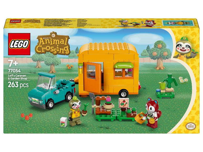 Ensemble LEGO Animal Crossing La Caravane et la Boutique de Jardin de Leif avec un camion sarcelle et un camping-car jaune.