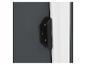 Gros plan d'une poignée de porte noire avec trois vis dorées sur une porte gris foncé.