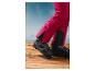 Des chaussures de ski noires et un pantalon de ski rose.