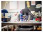 Un ensemble LEGO Fortnite Llama sur un bureau avec une lampe bleue et une chaise de jeu.