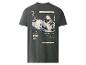 T-shirt vert foncé avec motif de montagne et texte 'the alpine journey' et 'LIFE BEGINS at the end of COMFORT ZONE'.