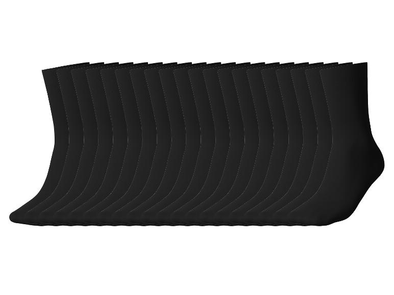 Une rangée de chaussettes noires, soigneusement arrangées.