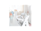 Chaise haute blanche pour bébé avec plateau, tasse bleu clair et jouets empilables sur la table.