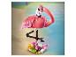 Un flamant rose LEGO avec un bec et des pattes noires, posé sur une petite base avec des plantes.