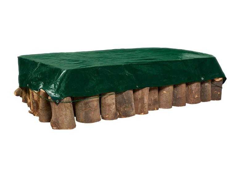 Une bâche verte sur une pile de bois
