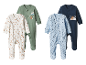 Deux paires de pyjamas pour bébés avec différents motifs.