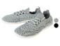 Paire de baskets grises en maille, style minimaliste.