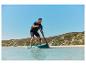 Paddleboard et pagaie: un homme profite d'une séance de SUP.