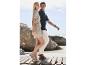 Couple en tenues estivales et sandales Birkenstock sur une plage.