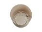 Pot de fleurs en plastique beige avec insert de drainage, vu de dessus.
