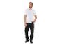 Homme en t-shirt blanc et pantalon de travail noir avec détails gris