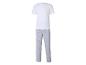 T-shirt blanc homme et pantalon de pyjama rayé.