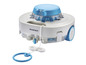 Un aspirateur robot SilverCrest blanc avec des roues bleues et une corde.