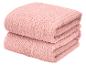 Deux serviettes roses pliées et côtelées, empilées l'une sur l'autre