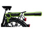 Un vélo électrique noir avec une batterie sur le porte-bagages.
