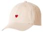 Casquette de baseball beige avec un cœur rouge brodé.