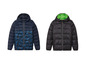 Deux vestes d'hiver à capuche, l'une avec un motif camouflage.