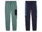 Deux pantalons de survêtement, un vert avec une poche et un bleu avec des rayures bleues.