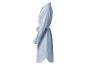 Robe chemise rayée bleue avec ceinture sur fond blanc.
