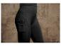 Leggings noires avec un téléphone dans la poche.