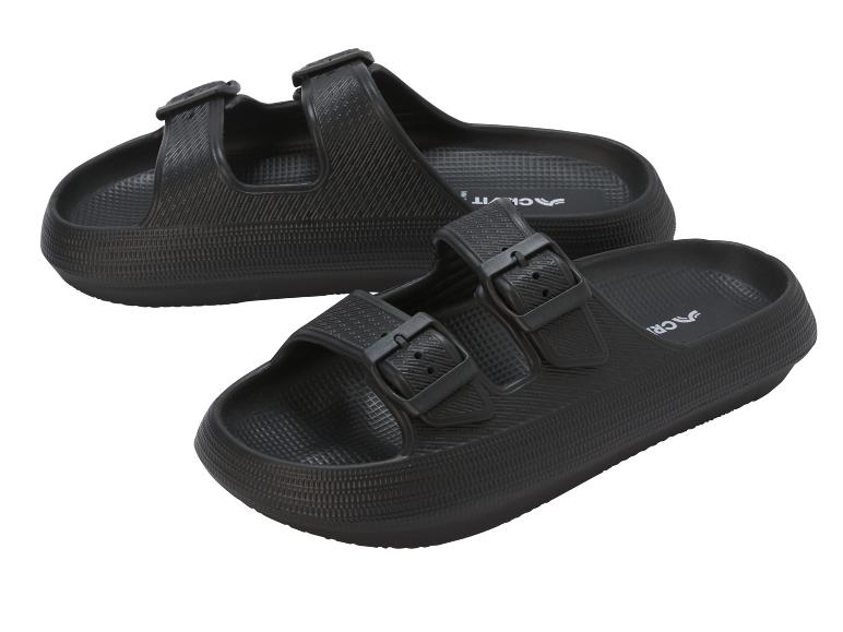 Une paire de sandales noires en caoutchouc avec deux brides et boucles.