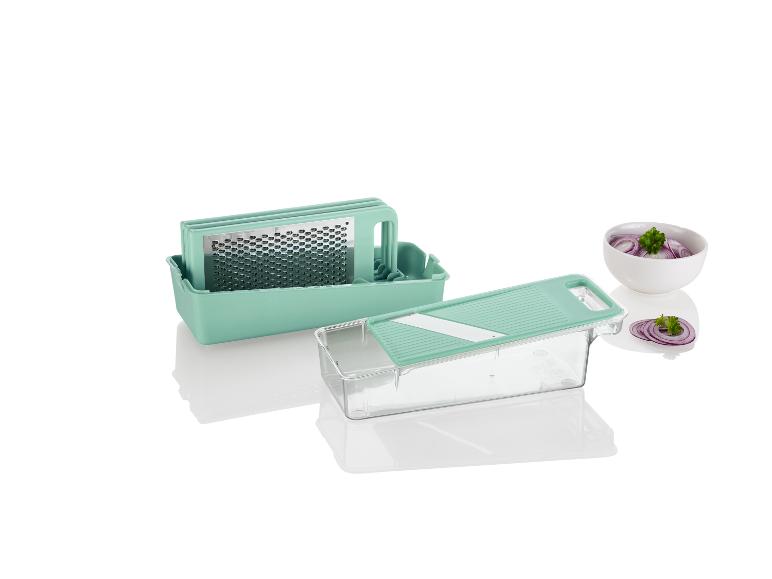 Une mandoline et une râpe vertes avec des oignons rouges tranchés