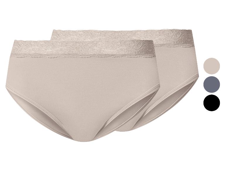 Deux culottes beiges pour femmes avec des détails en dentelle et des échantillons de couleurs.