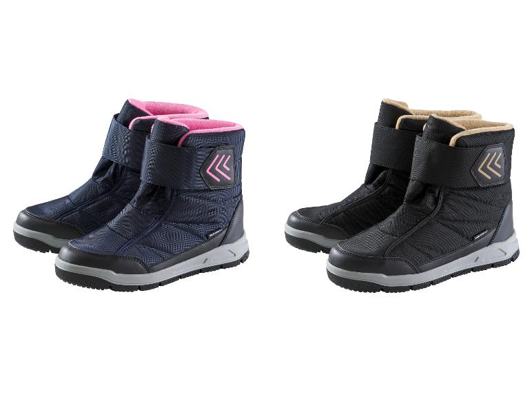 Deux paires de bottes d'hiver, une bleue avec du rose et une noire avec du beige.