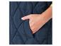 Gros plan d'une veste matelassée bleu marine.